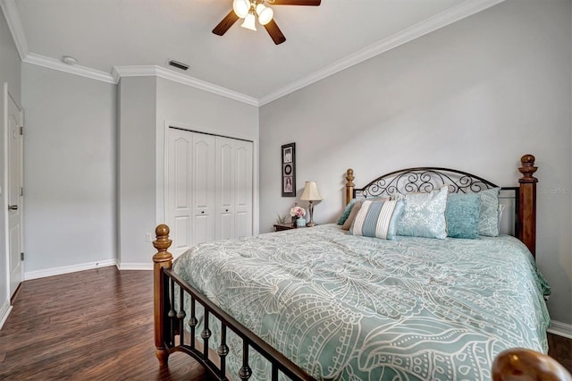 bedroom featuring dark wood-type flooring, ceiling fan, a closet, and ornamental molding