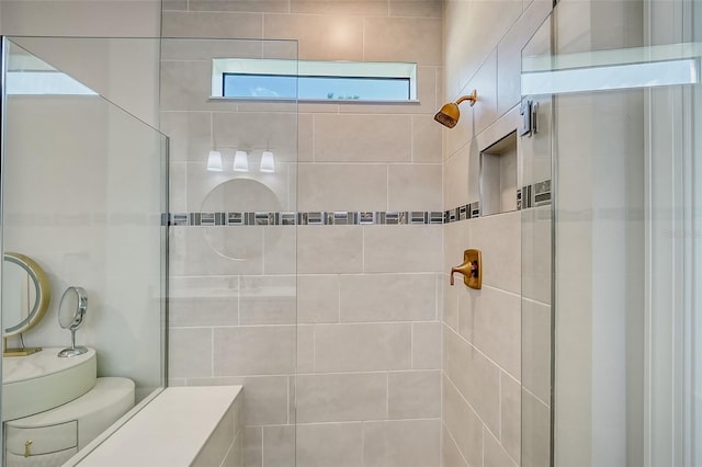 bathroom featuring a tile shower