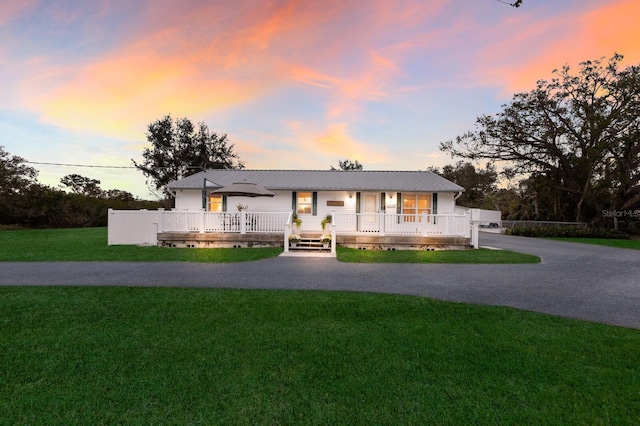 view of front of home featuring a porch and a lawn