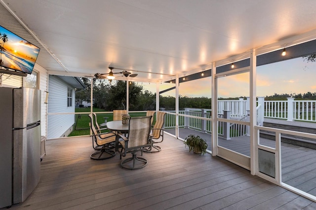 sunroom with ceiling fan