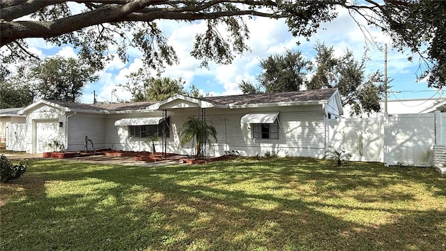 view of front facade featuring a garage and a front yard