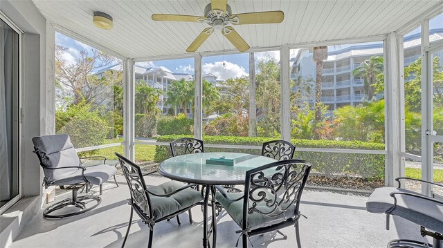 1328 Siesta Bayside Dr Unit 1328-C, Sarasota, FL 34242 - sunroom / solarium featuring ceiling fan and outdoor dining area