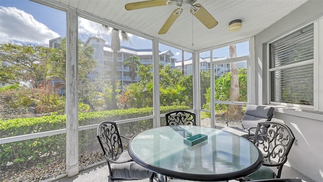 1328 Siesta Bayside Dr Unit 1328-C, Sarasota, FL 34242 - sunroom featuring ceiling fan and outdoor dining space