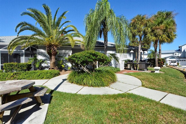 view of front of property featuring a front yard