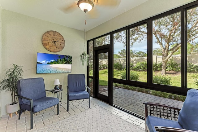 sunroom with ceiling fan