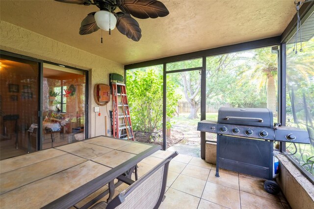 sunroom / solarium with ceiling fan