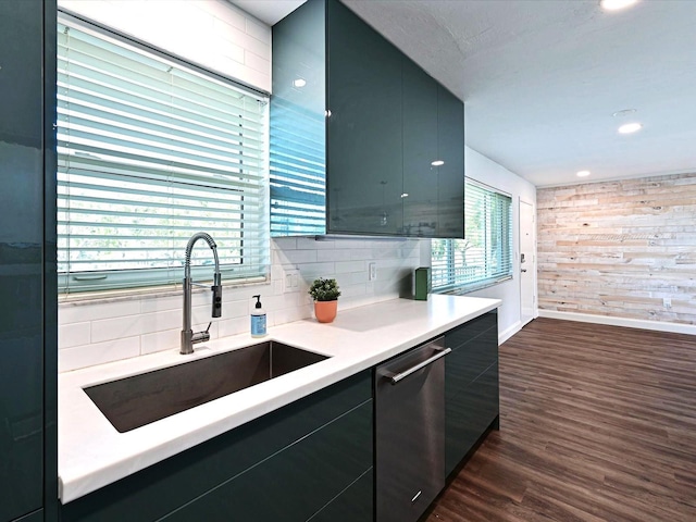 kitchen with tasteful backsplash, sink, plenty of natural light, and dishwasher