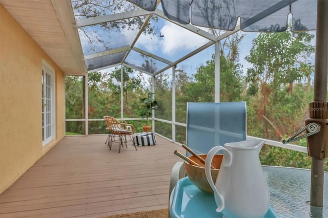 sunroom / solarium featuring vaulted ceiling