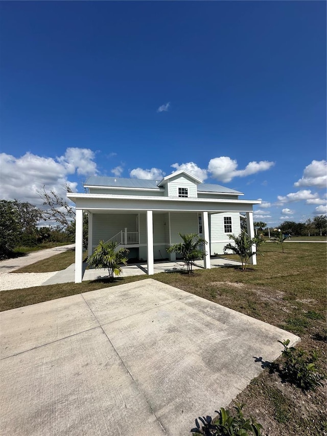 view of front of property featuring a porch and a front lawn