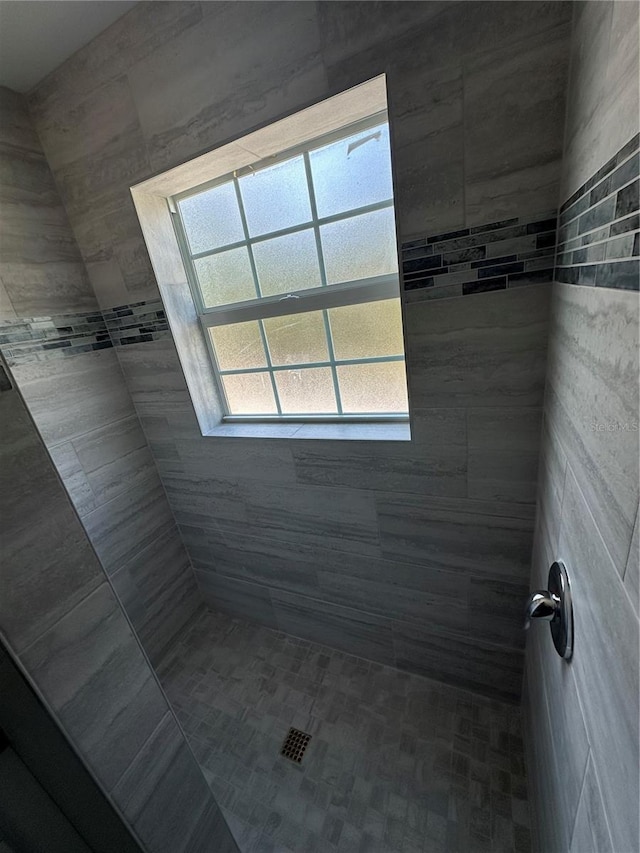 bathroom featuring a tile shower