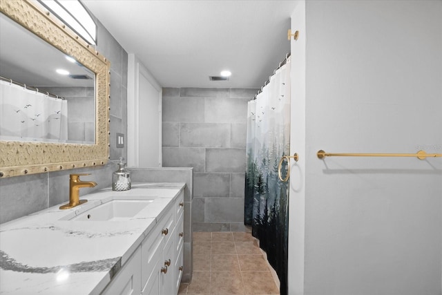 bathroom featuring a shower with shower curtain and vanity