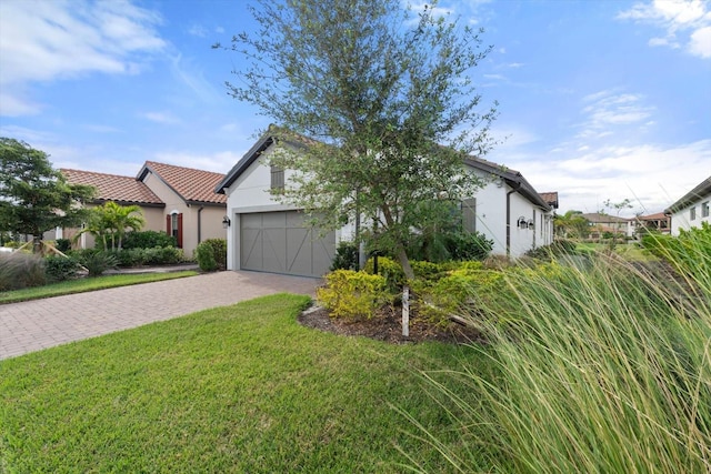 view of front of house featuring a garage and a front yard