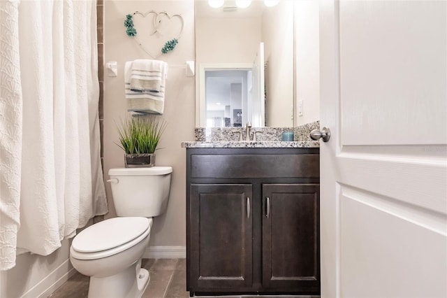 full bathroom featuring a shower with curtain, vanity, toilet, and baseboards