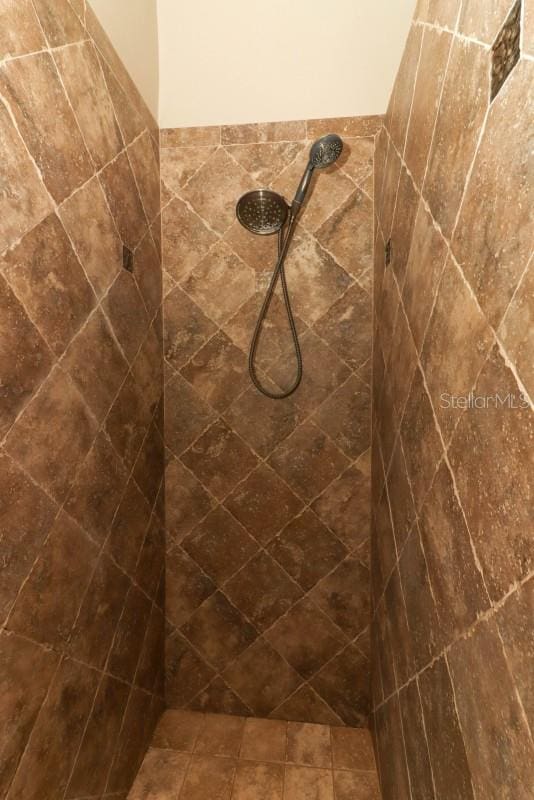 bathroom featuring tiled shower