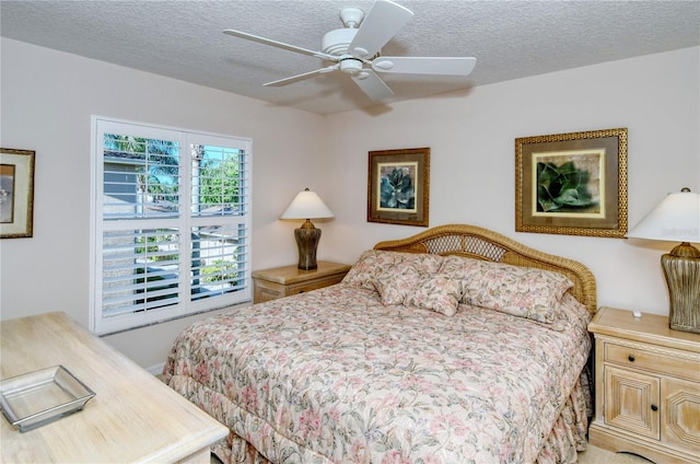 bedroom featuring ceiling fan and a textured ceiling