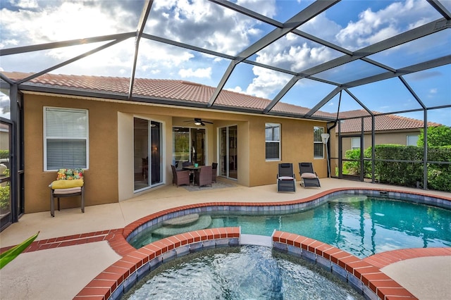 335 River Enclave Ct, Bradenton, FL 34212 - view of swimming pool with a pool with connected hot tub, a patio, ceiling fan, and a lanai