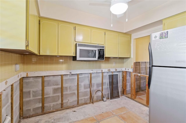 kitchen with backsplash and appliances with stainless steel finishes