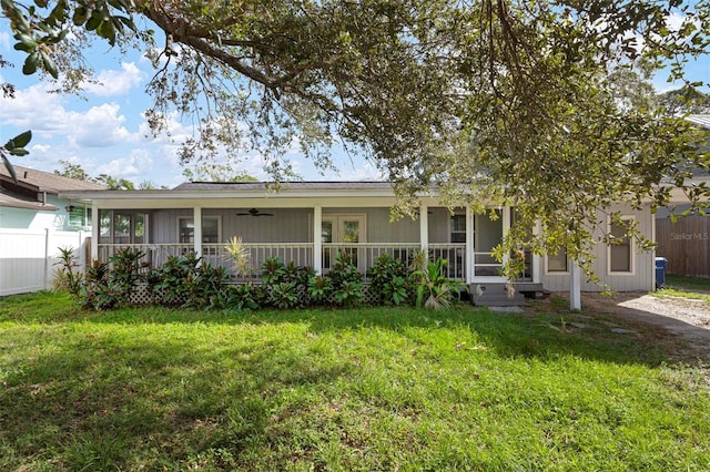 view of front facade with covered porch, a front lawn, and ceiling fan