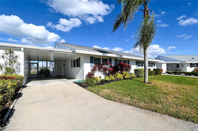 view of front of home featuring a front yard and a carport