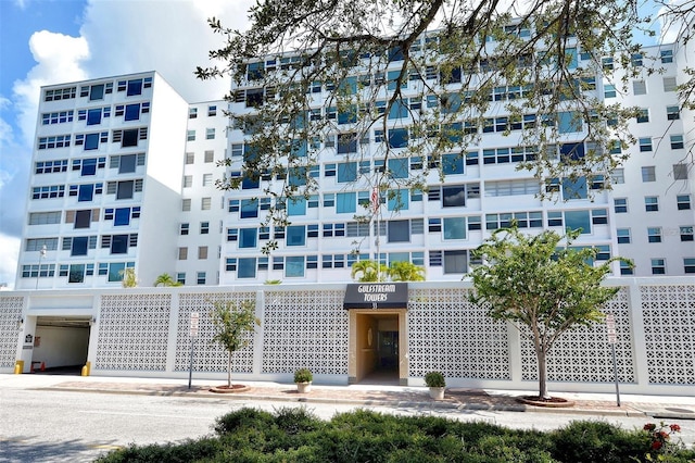 view of apartment building / complex