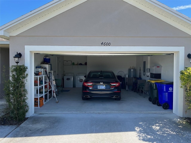 garage with washing machine and clothes dryer