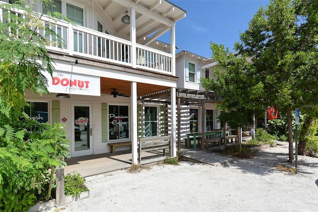 entrance to property featuring a balcony