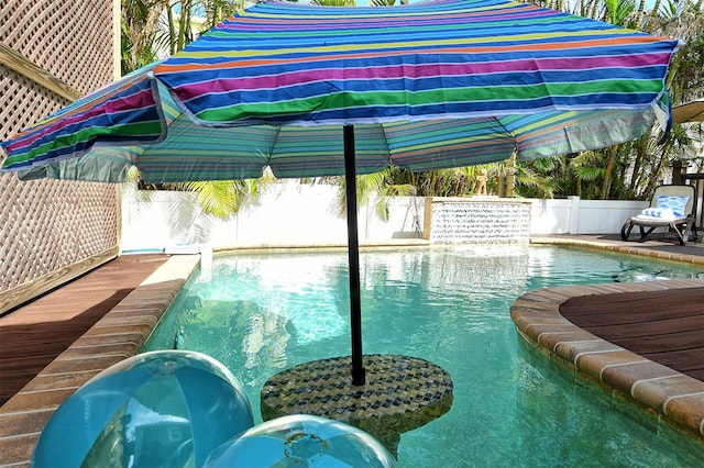 view of swimming pool