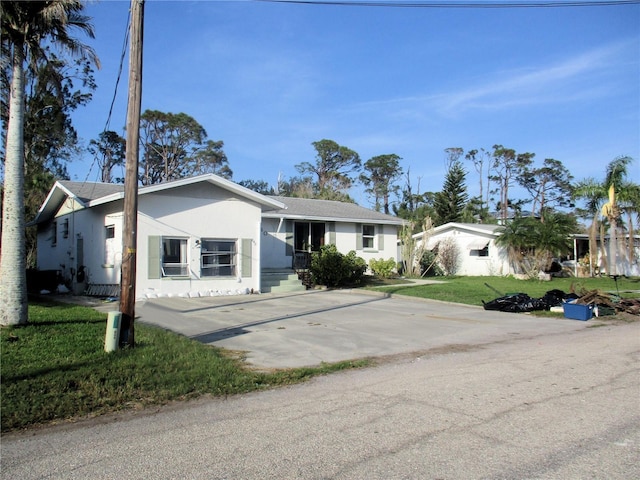 single story home with a front yard