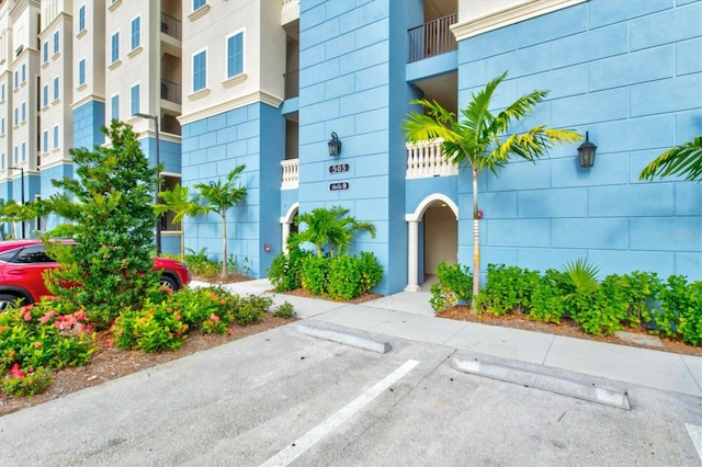 property entrance featuring a balcony