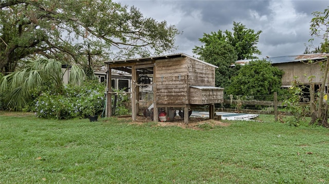 view of yard featuring an outbuilding