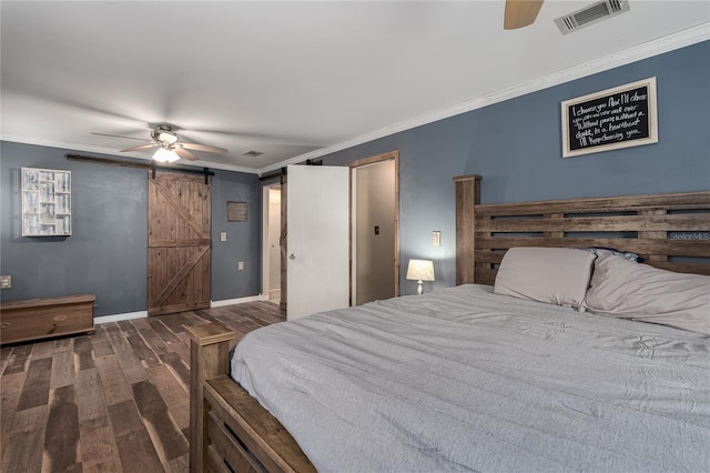 bedroom featuring crown molding, dark hardwood / wood-style floors, a barn door, and ceiling fan