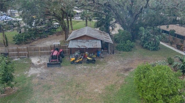 view of yard featuring an outbuilding