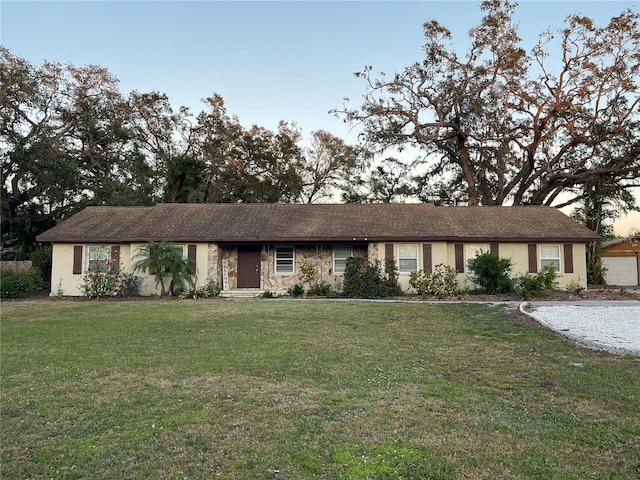 ranch-style house featuring a front yard