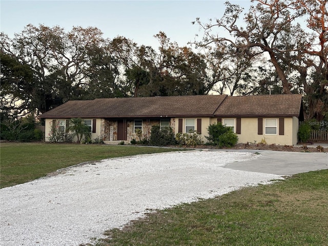 single story home featuring a front lawn