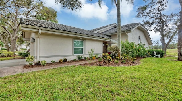 view of front facade with a front yard