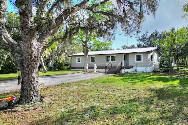 single story home featuring a front lawn