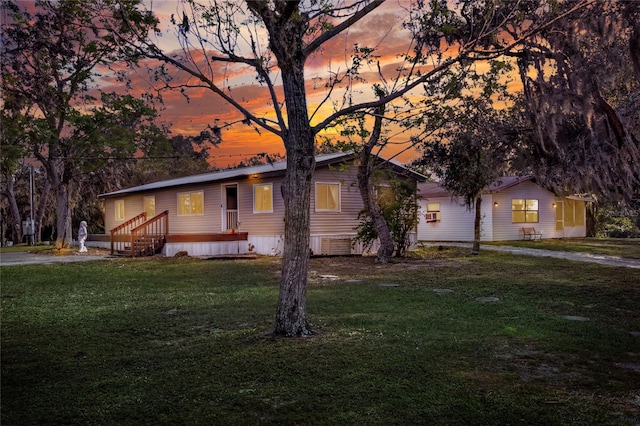 view of front of house featuring a lawn