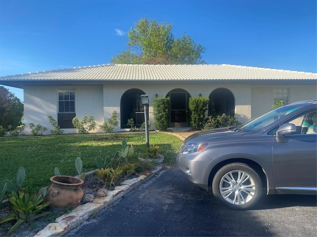 view of front facade with a front yard