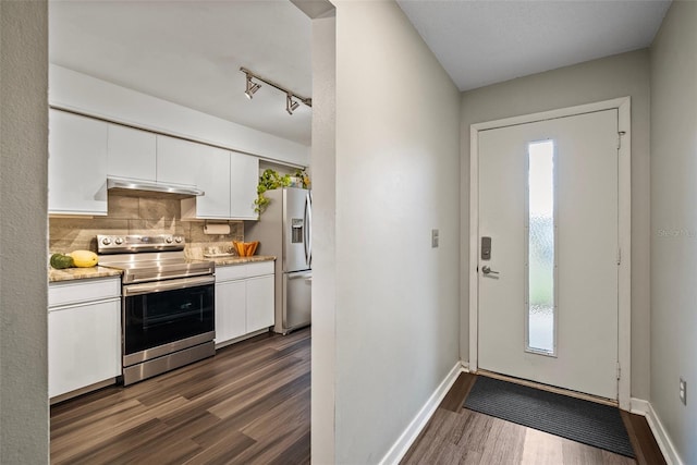 kitchen with stainless steel appliances, dark hardwood / wood-style flooring, range hood, decorative backsplash, and white cabinets