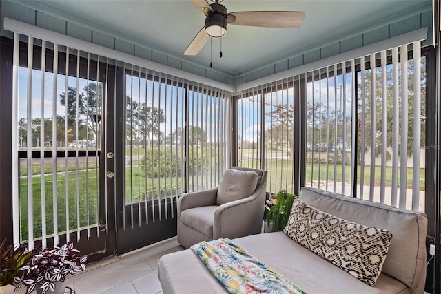 sunroom with ceiling fan