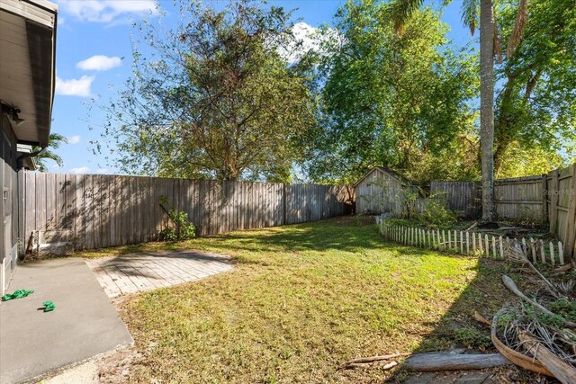 view of yard with a patio area