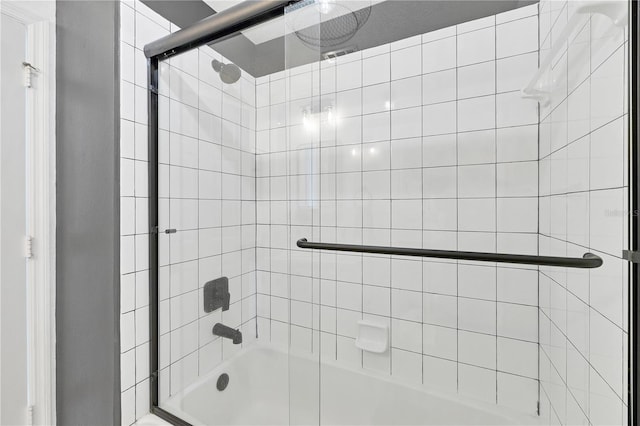 bathroom with enclosed tub / shower combo