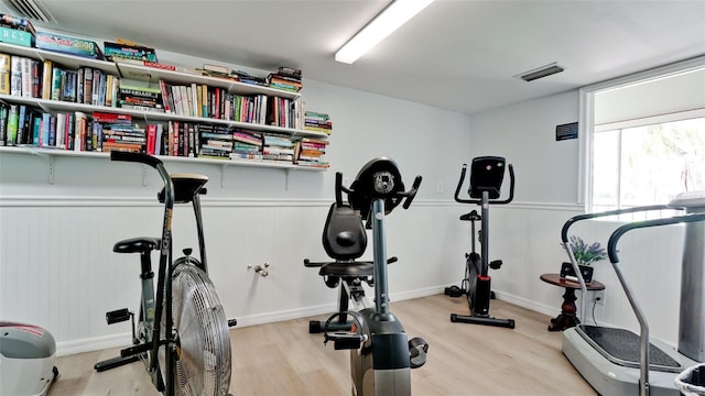 exercise area with light hardwood / wood-style flooring