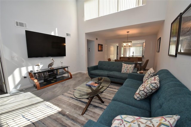 1508 Pelican Cove Rd Unit Gr233, Sarasota, FL 34231 - living room featuring a towering ceiling and baseboards