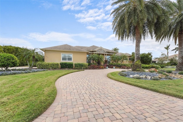 view of front of property featuring a front yard