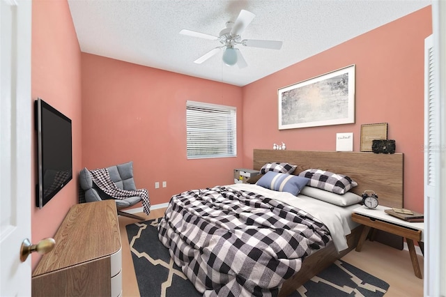 bedroom featuring ceiling fan and a textured ceiling