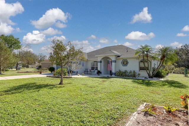 view of front facade featuring a front yard