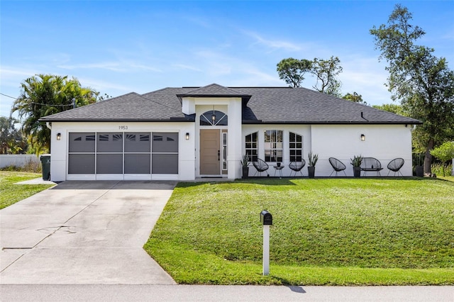 view of front of house featuring a front lawn and a garage