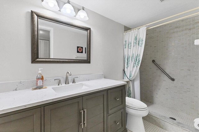 bathroom with a shower with curtain, vanity, and toilet