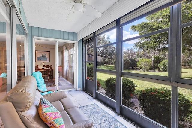 sunroom with ceiling fan